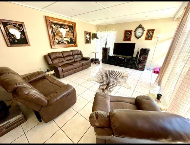 4 BEDROOM HOUSE FOR SALE IN NOORDHEUWEL